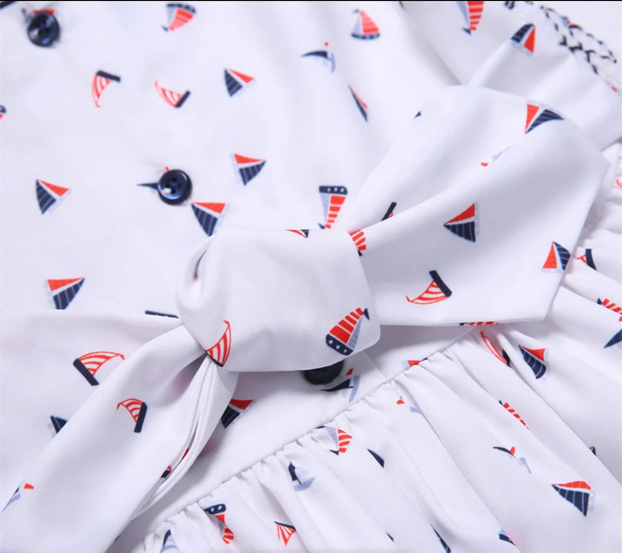 Hand gesmoktes Kleid mit Segelbooten