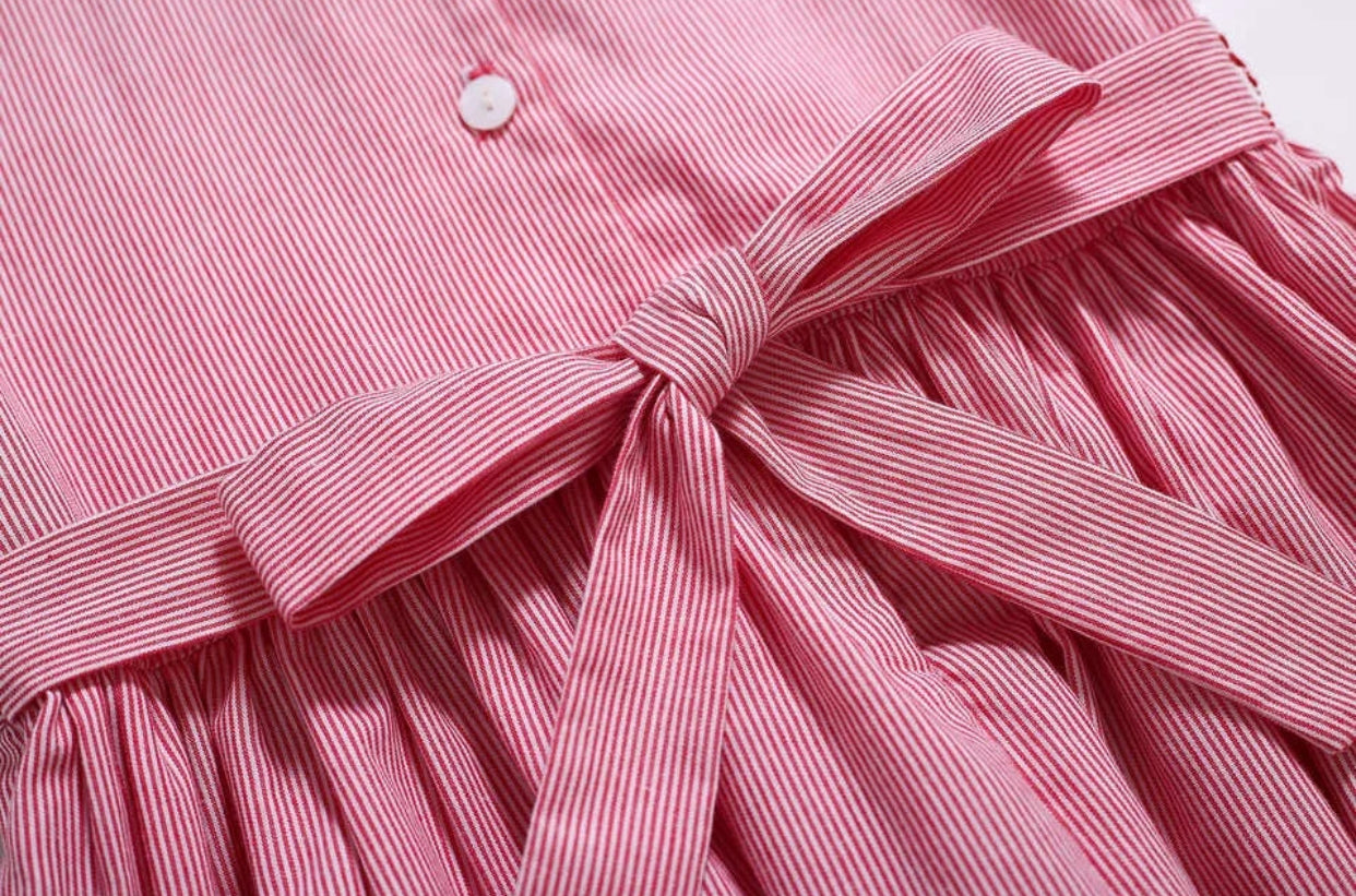 Gesmoktes rotes Baumwollkleid mit Kirschen