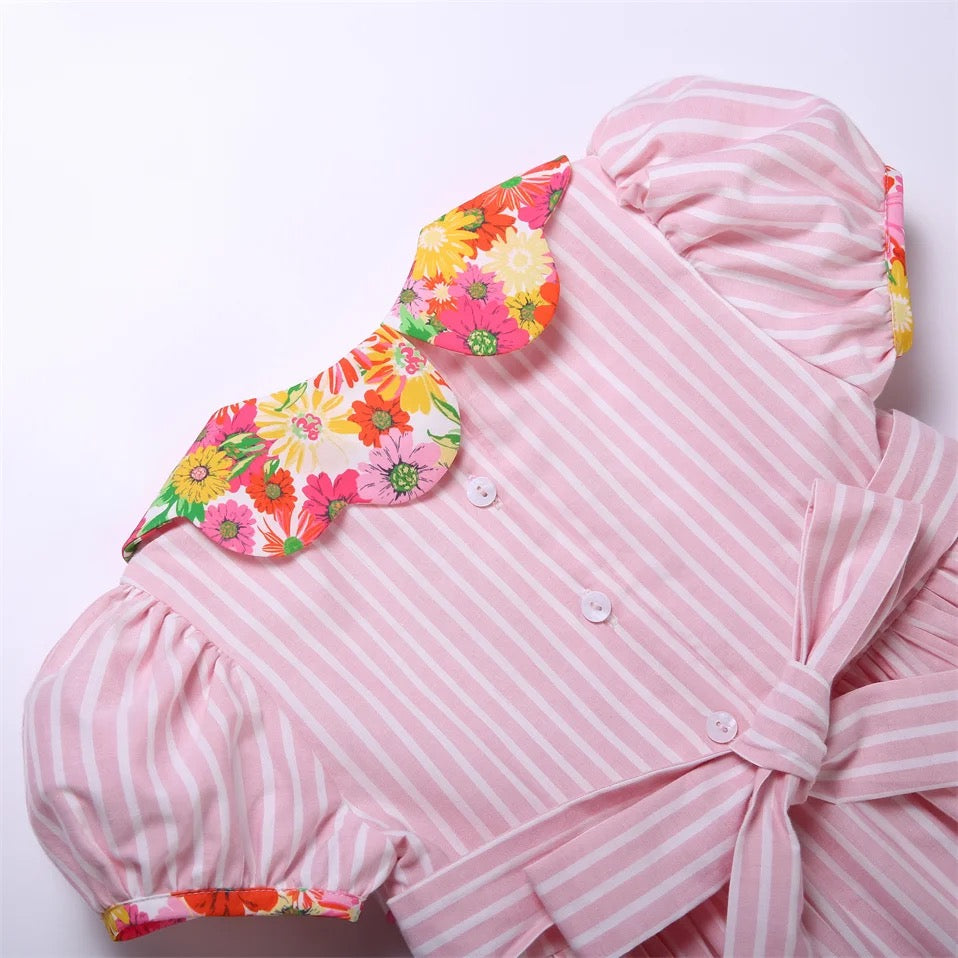 Hand gesmoktes Blumen-kleid