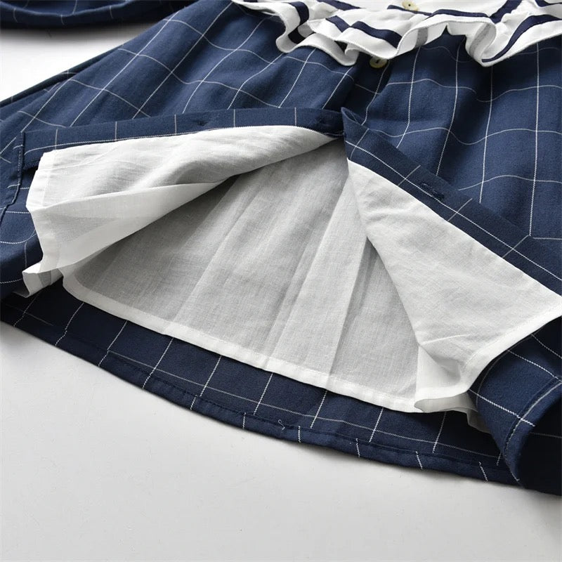 Blaues Kleid mit Colar