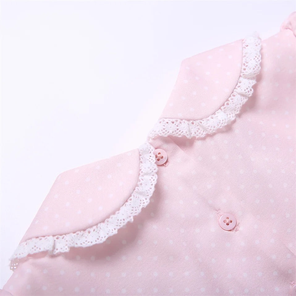 Gesmoktes Rosa Mädchen Kleid mit Collar und Schleifen.