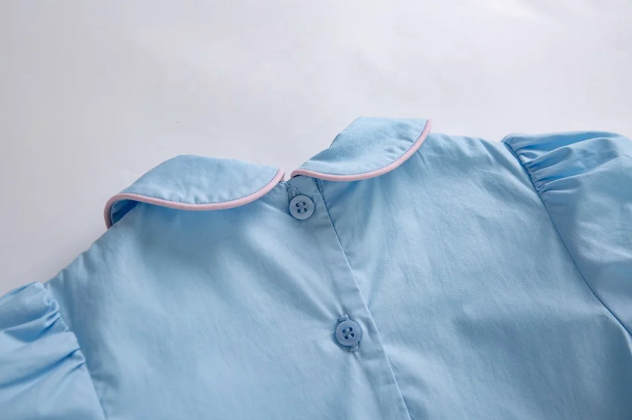 Hand gesmoktes Kleid und Baumwolle Futter in French Blue gefüttert.