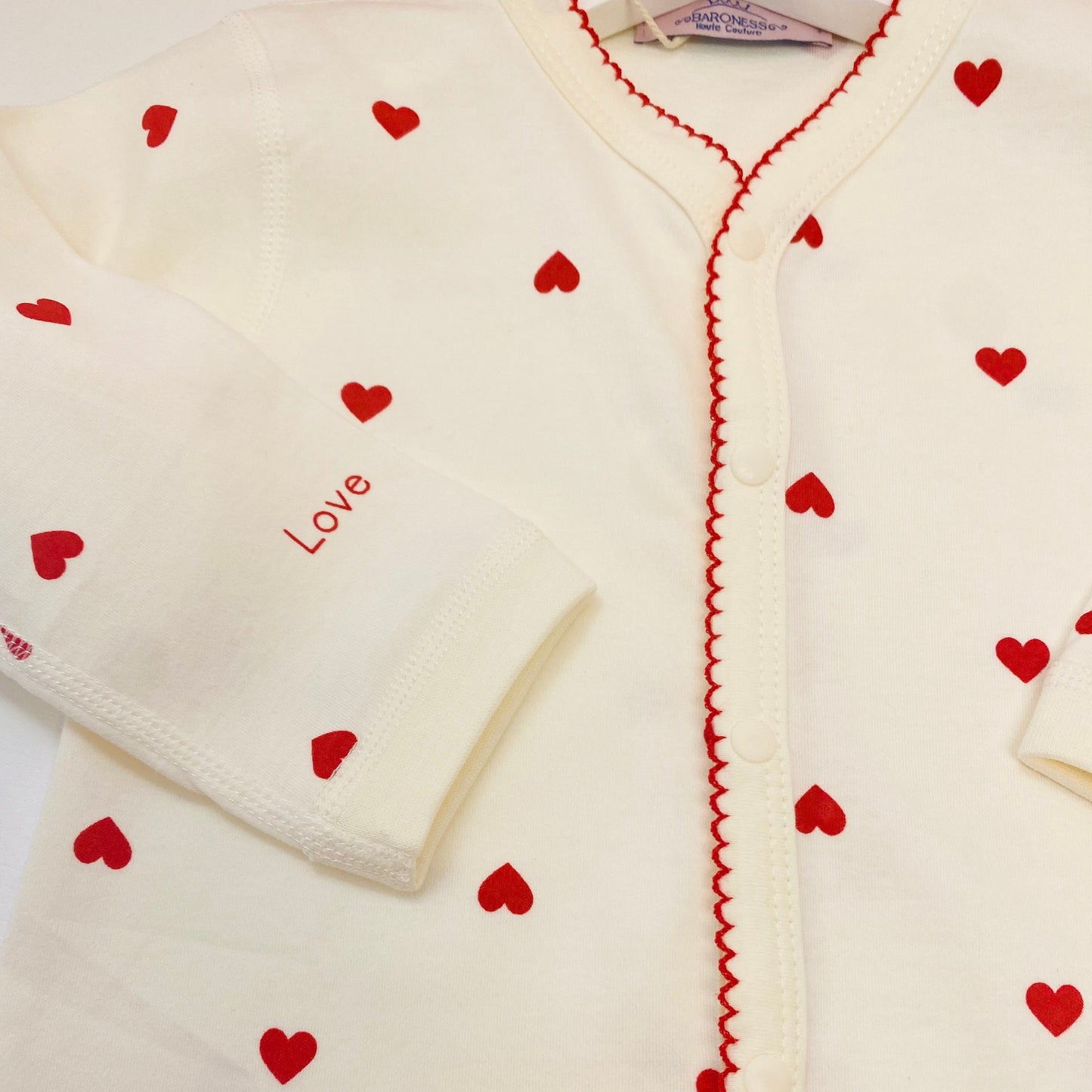 Baby Strampler mit roten Herzen