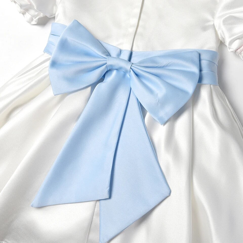 Weißes Satin Blumenmädchen Kleid mit große Blau Schleife