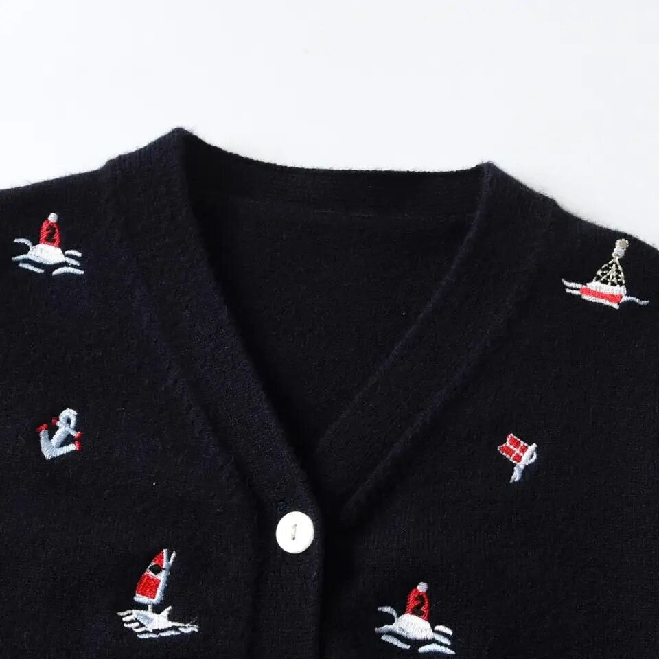 Baby Cardigan mit Segelbooten (bestickt)