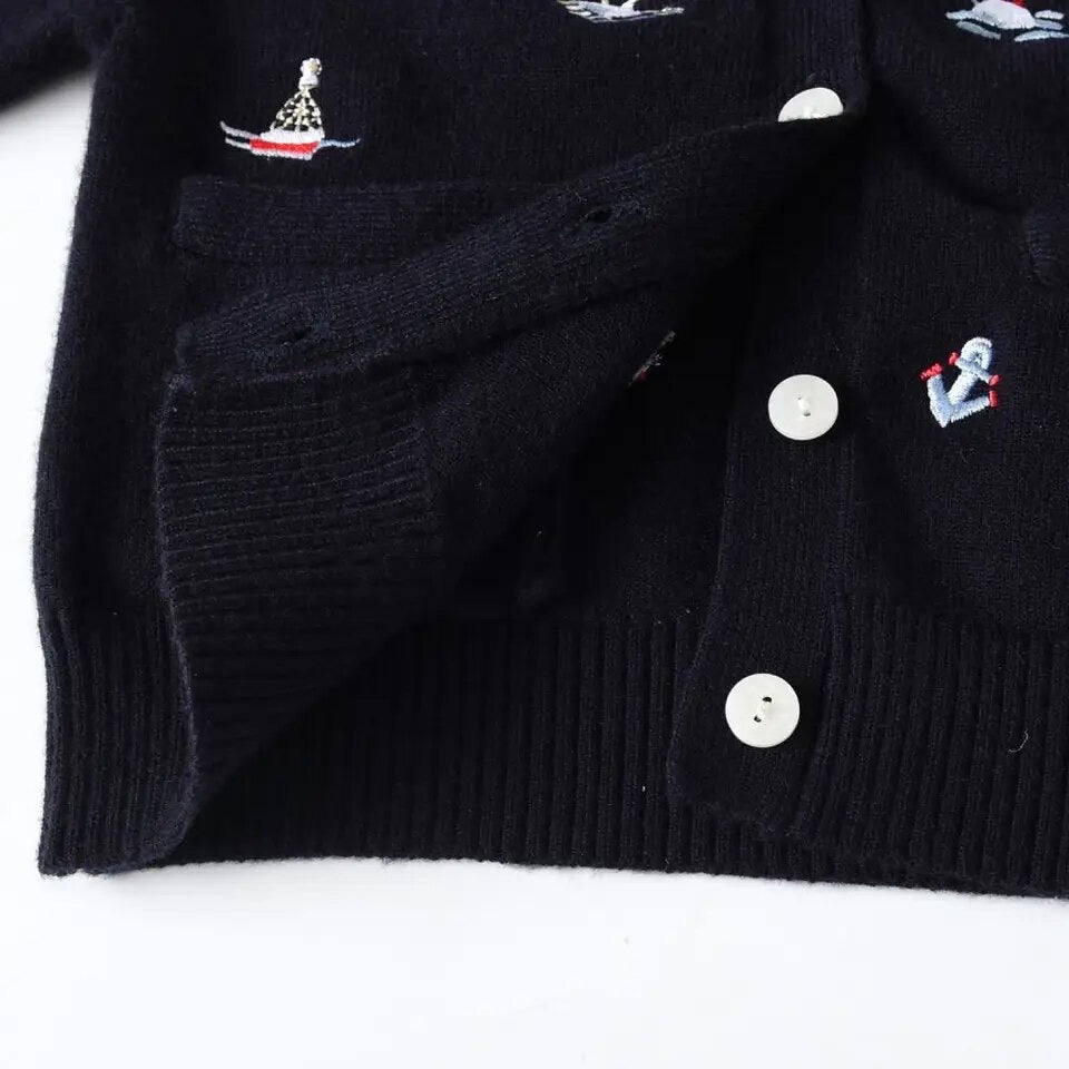 Baby Cardigan mit Segelbooten (bestickt)